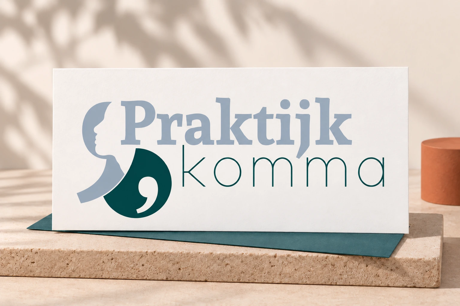 Logo van Praktijk Komma op een witte presentatiekaart