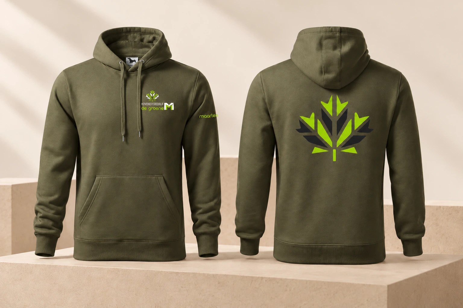 Voor- en achterkant van olijfgroene hoodies met De Groene M-belettering