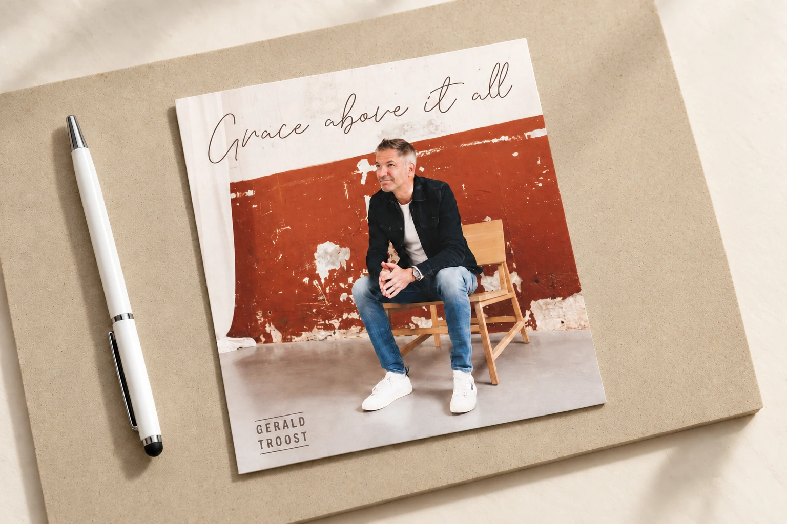 Grace above it all-artwork van Gerald Troost op een crème ondergrond zonder takje
