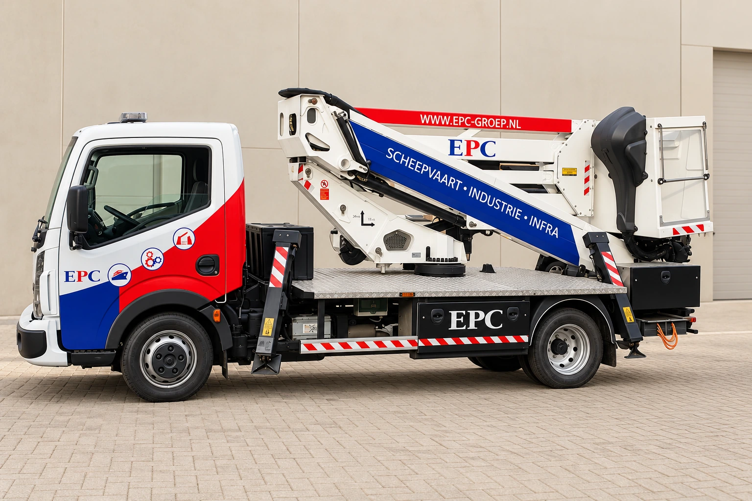 EPC-hoogwerker met rood-blauwe voertuigbelettering