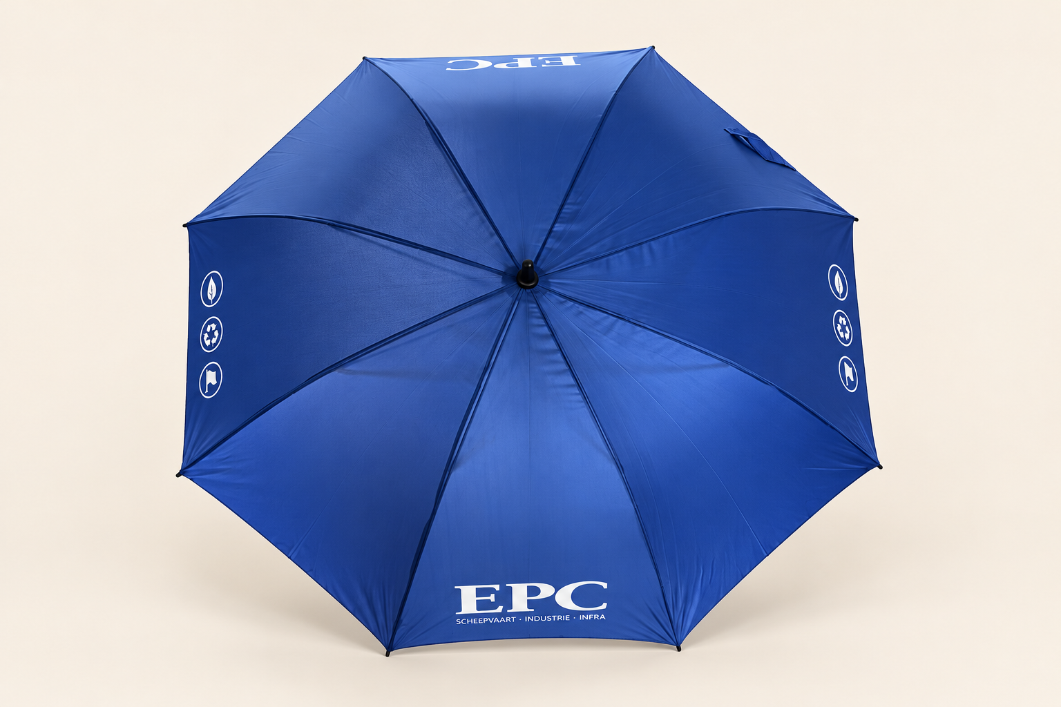 Blauwe EPC-paraplu met witte bedrukking op een rustige beige studioachtergrond