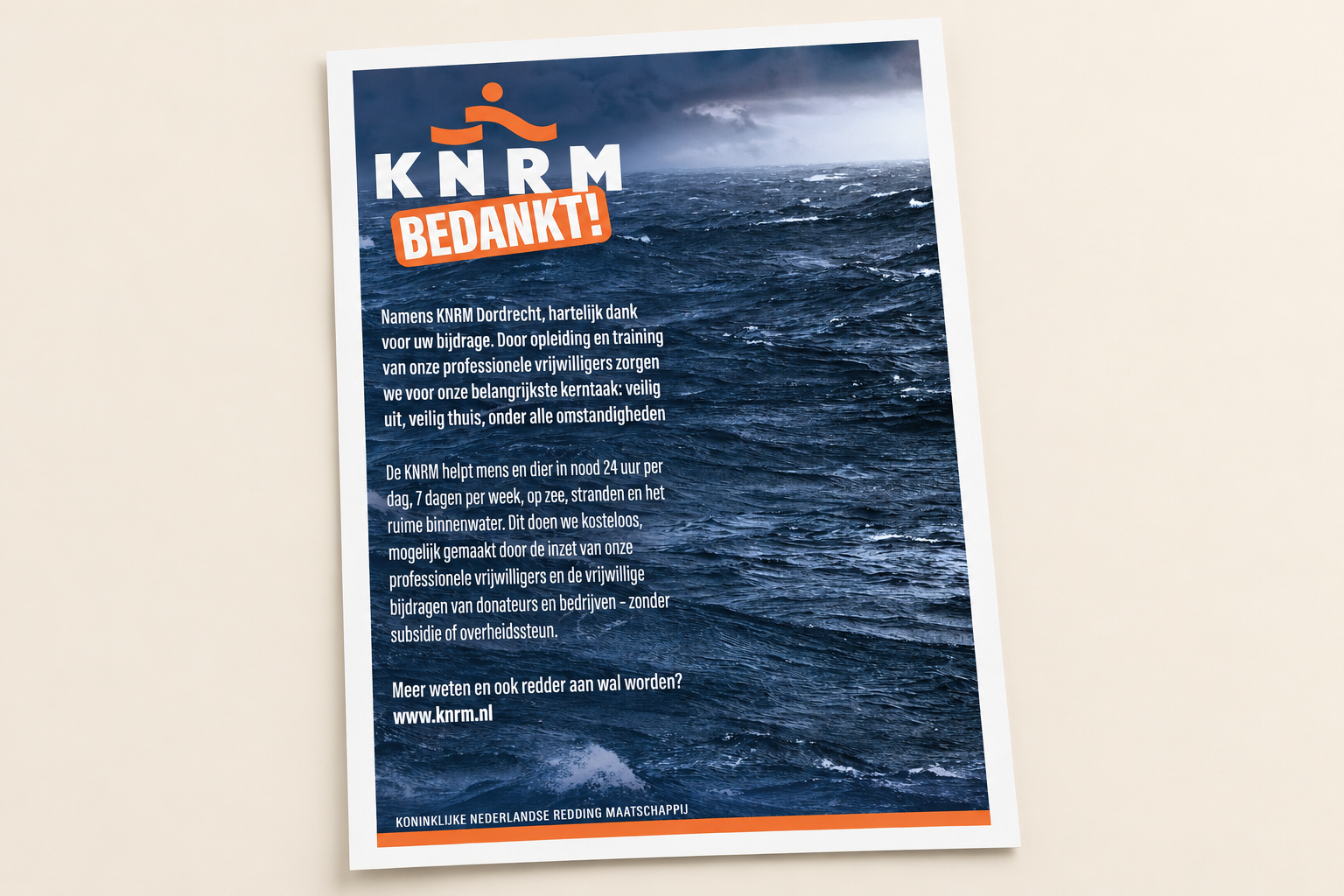 Portfoliomockup van het KNRM Dordrecht-bedankontwerp met een stormachtige zee op een beige achtergrond